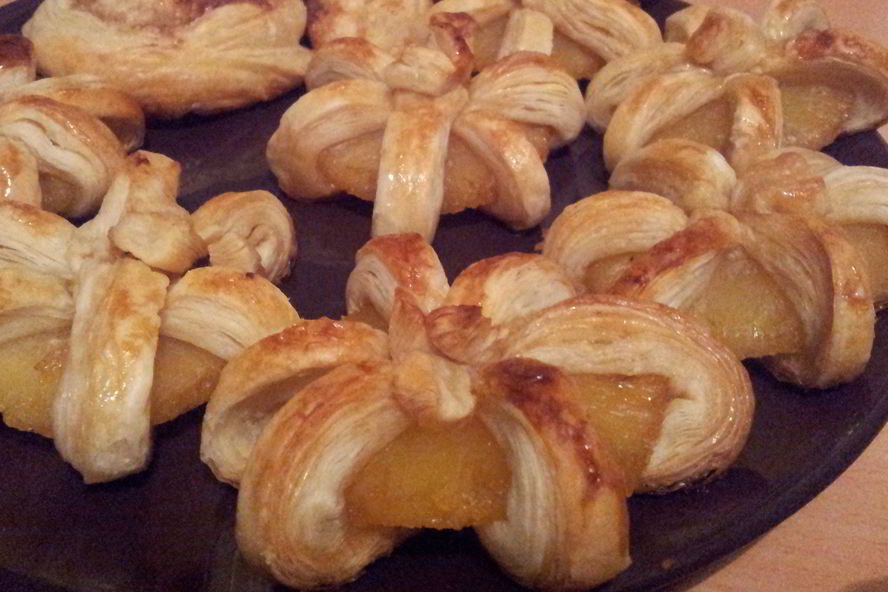 Рецепт груши и ананасы в сиропе, запеченные в слоеном тесте