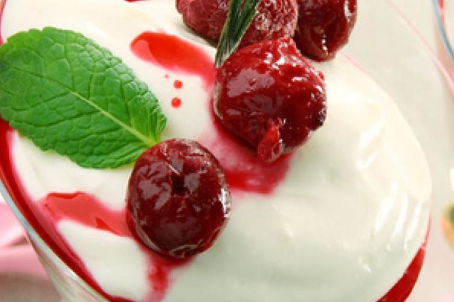 Рецепт йогуртовой панны-котты с вишневым сиропом