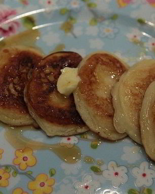 Кефирные оладушки с кленовым сиропом