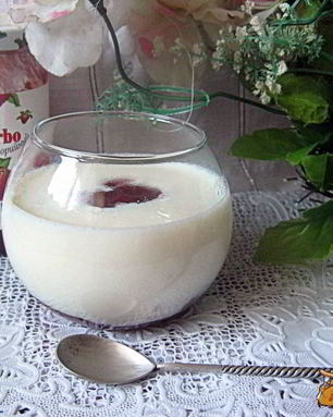 Молочный кисель с клубничным конфитюром