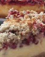 Чизкейк с брусникой и кофейным штрейзелем