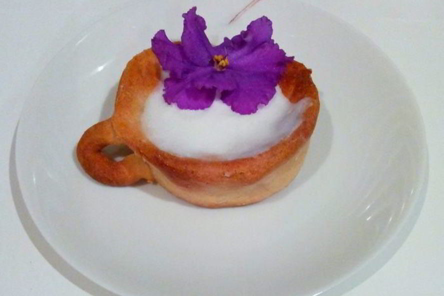 Рецепт фиалкового кофе в сладкой кружке