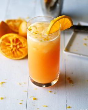 Алкогольный коктейль с апельсиновым соком