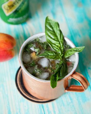 Коктейль Московский мул с персиком и базиликом