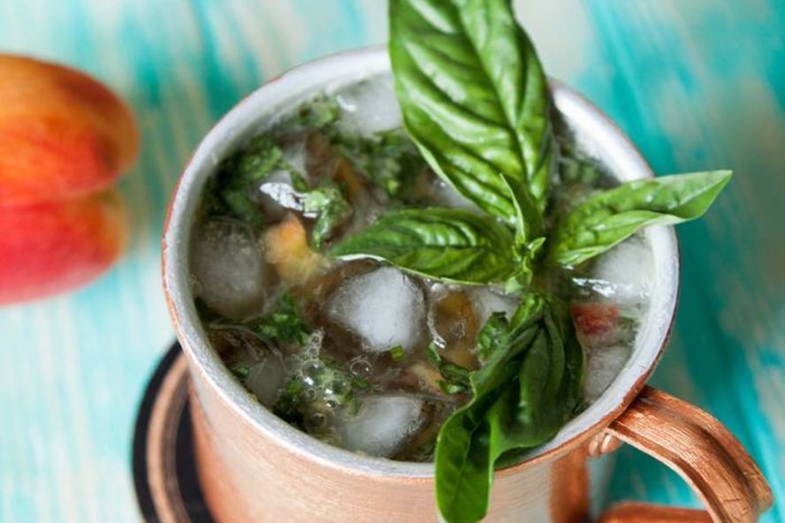 Рецепт коктейля московского мул с персиком и базиликом