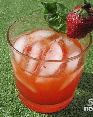 Коктейль с клубникой и базиликом