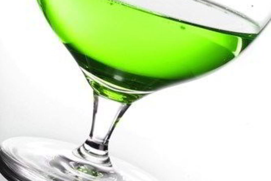 Рецепт новогоднего крюшона с джином, шартрезом и еловой хвоей