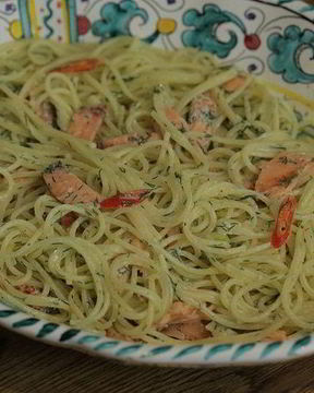 Спагетти с копченой форелью и джином