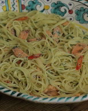 Спагетти с копченой форелью и джином