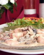 Креветки с текилой, сливками и зеленым луком