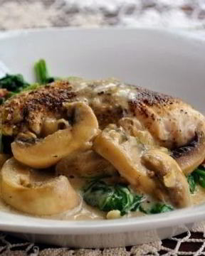 Линь, тушеный с вином и шампиньонами