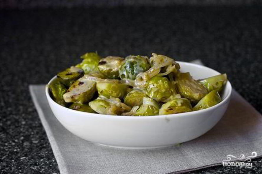 Рецепт тушеной брюссельской капусты с вином и луком
