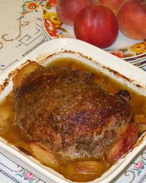 Запеченная телятина с вином и персиками