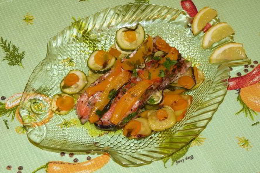 Рецепт запеченной в кармашках форель с вином и овощами