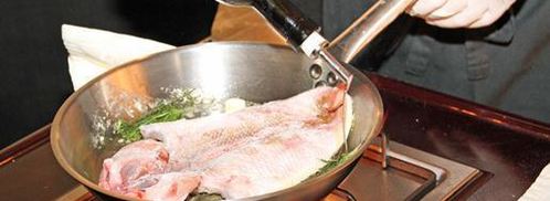 морская рыба фламбе с виски и грушей. Шаг 9