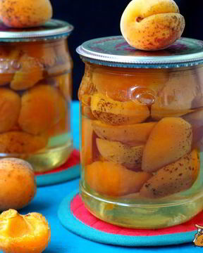 Консервированные абрикосы в сиропе