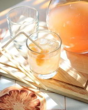 Зимний лимонад из грейпфрута с мандариновыми кубиками