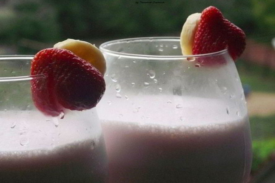 Рецепт бананова-клубничного молочный коктейль