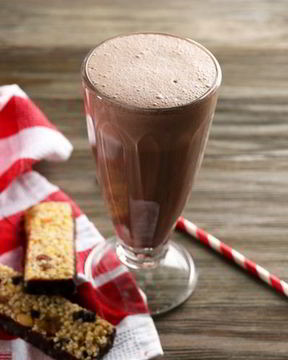 Бодрящий шоколадный коктейль с молоком и газировкой