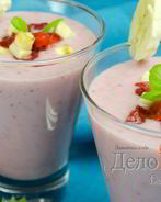 Клубнично-банановый молочный коктейль