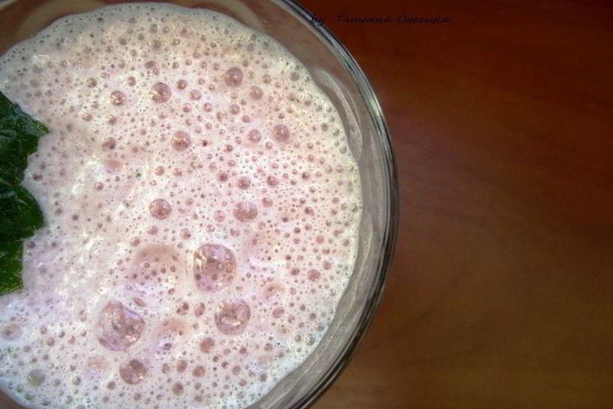 Рецепт клубничного молочного коктейля с мятой — милкшейка