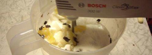 коктейль молочный с кусочками фруктов и шоколада. Шаг 19