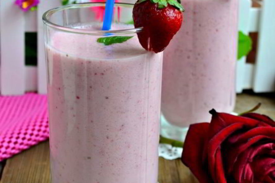 Рецепт молочно-клубничного коктейль в шейкере