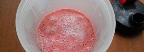 молочно-клубничный коктейль в шейкере. Шаг 5