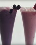 Молочный коктейль из черники и шелковицы