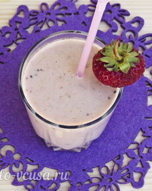 Молочный коктейль с апельсином, киви и клубникой
