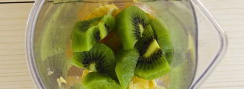 молочный коктейль с апельсином, киви и клубникой. Шаг 3