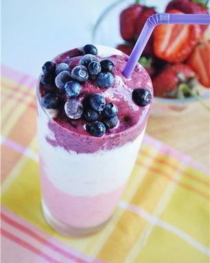 Молочный коктейль с черникой