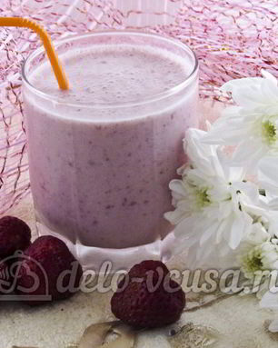 Молочный коктейль с клубникой, бананом и мороженым