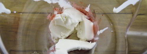 молочный коктейль с клубникой, бананом и мороженым. Шаг 5