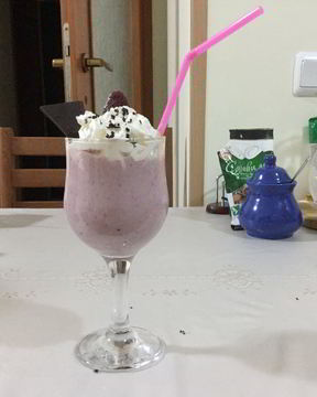 Молочный коктейль с малиной