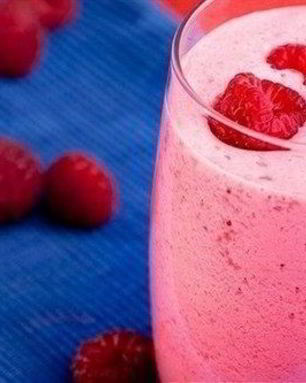 Освежающий молочный коктейль с малиной