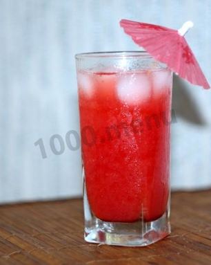 Морс из замороженных ягод клубники и красной смородины