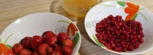 морс из замороженных ягод клубники и красной смородины. Шаг 4