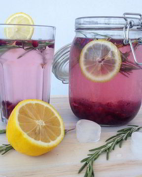 Морс с розмарином, клюквой и медом