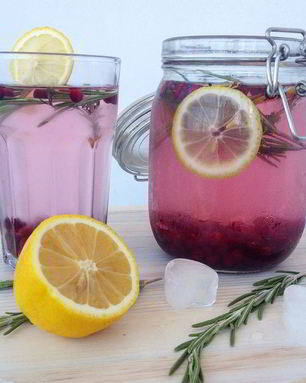 Морс с розмарином, клюквой и медом