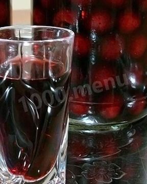 Домашняя вишневая наливка с косточками из вишни