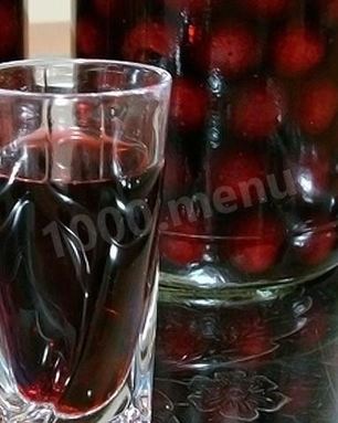 Домашняя вишневая наливка с косточками из вишни