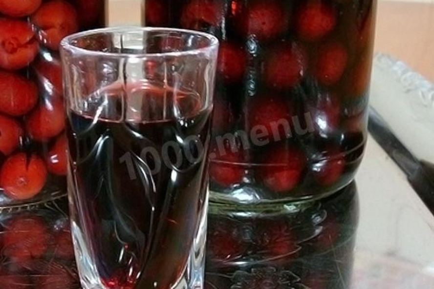 Рецепт домашней вишневой наливки с косточками из вишни