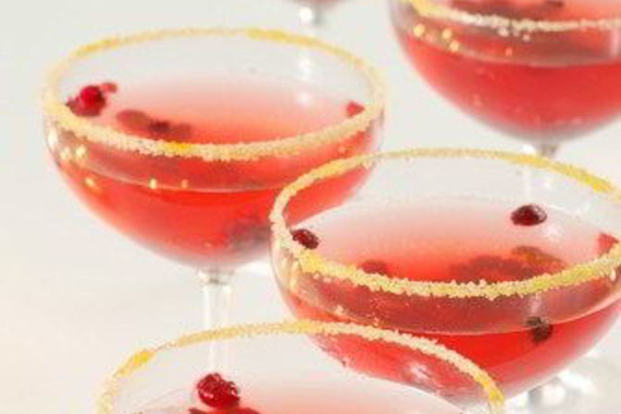 Рецепт новогоднего коктейля из шампанского с клюквой и специями