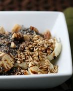 Пророщенный овес с бананами орехами и кленовым сиропом