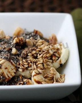 Пророщенный овес с бананами орехами и кленовым сиропом