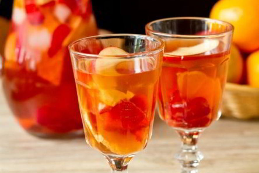 Рецепт розовой сангрии с клубникой и ванилью