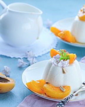 Сливочная панна котта с абрикосами в легком сиропе с миндалем