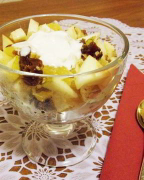 Фруктовый салат с орехами и финиками