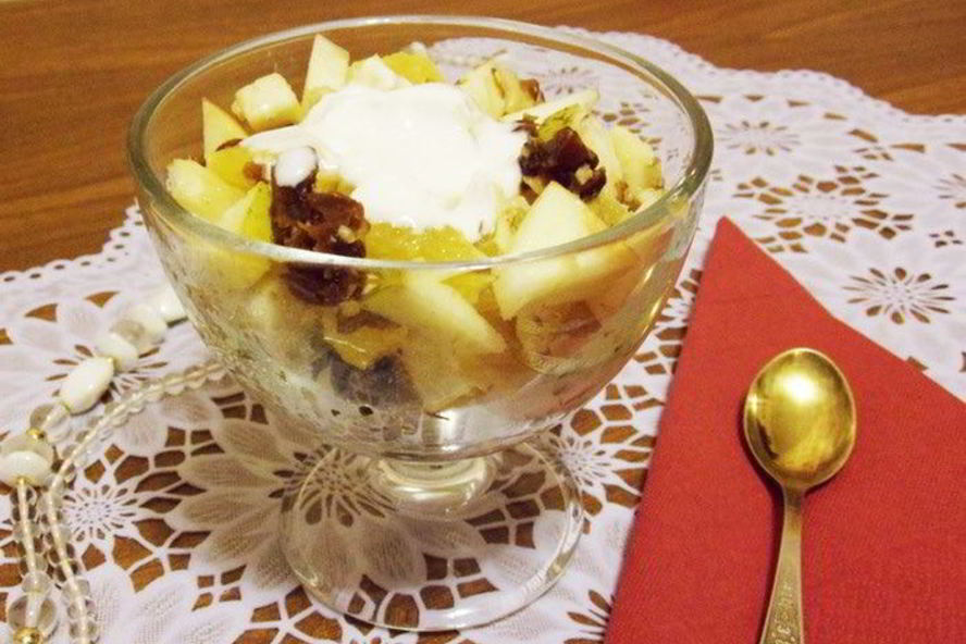 Рецепт фруктового салата с орехами и финиками